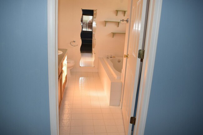 Building Photo - DON'T MISS THIS AMAZING STEAL IN BROWNSTOWN