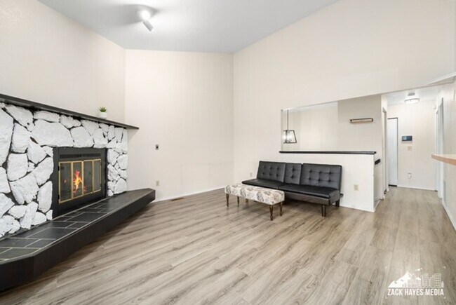 Building Photo - Stylish 3 Bedroom, 3 Bath Townhome in East...