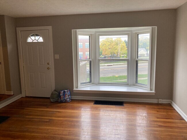 Foto del edificio - 28 Seminary Ave