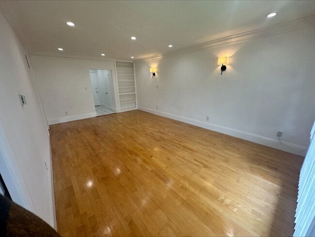 Building Photo - 8576 Holloway Dr