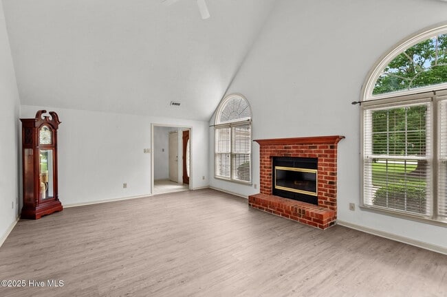 Building Photo - 221 Forest Oaks Dr