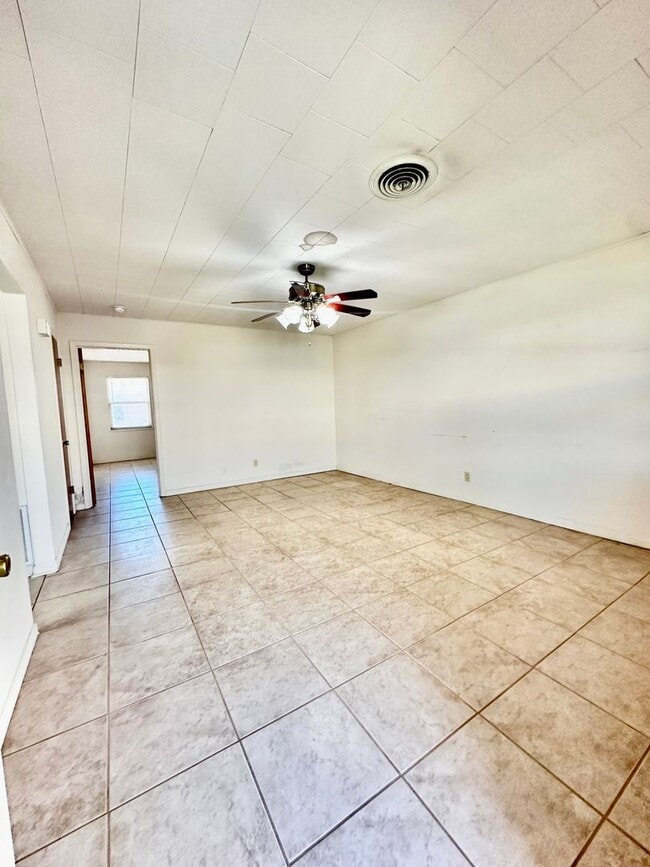 Building Photo - 1 Bedroom Apartment