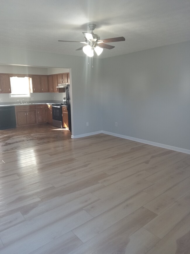 Building Photo - 542 Hickory Dr