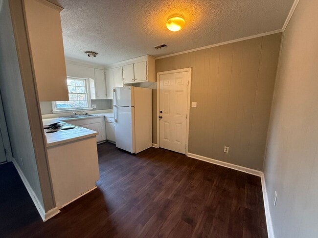 Building Photo - 808 Crawford St S