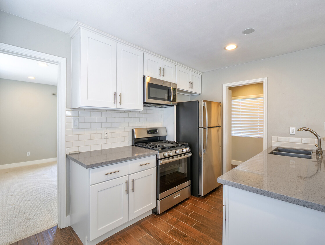 Kitchen - 603 Foxhaven Plz