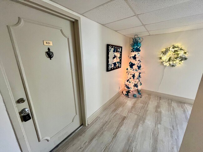 Building Photo - Brand new laminate flooring and paint !  1/1.5  Condo in gated community