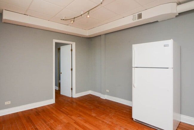 Foto del edificio - 4920 W Irving Park Rd