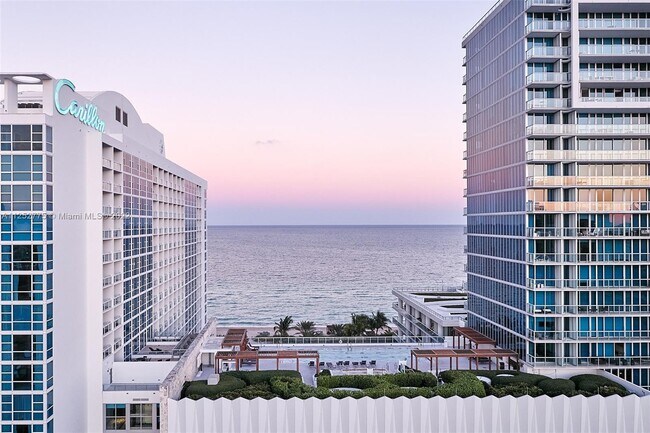 Foto del edificio - 6801 Collins Ave