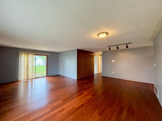 Building Photo - Charming 3-Bedroom Townhome with Spacious ...