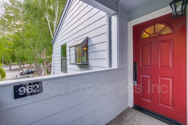 Building Photo - 905 W Middlefield Rd