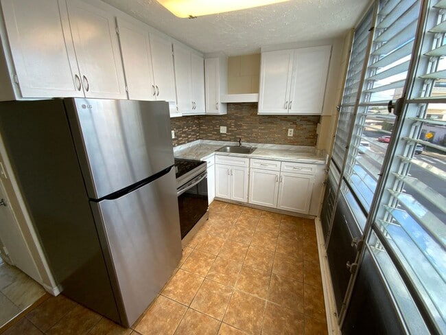 Foto del edificio - CONVENIENTLY LOCATED, TOP FLOOR UNIT IN PE...