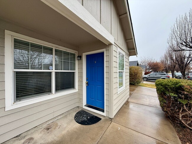 Building Photo - COME TAKE A LOOK AT THIS BEAUTIFUL NEWLY UPDATED HOME IN REDMOND!!