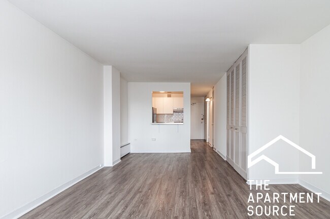 Building Photo - 441 W Oakdale Ave