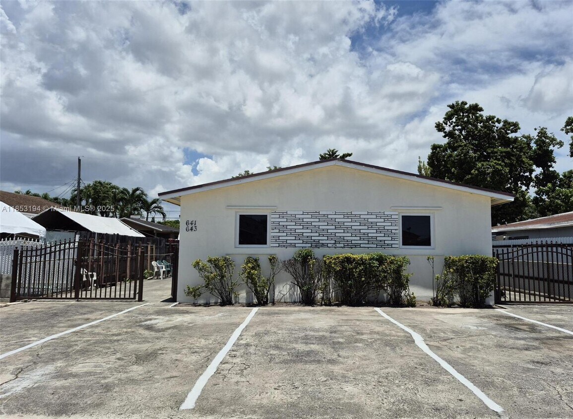 Foto principal - 641 W 30th St