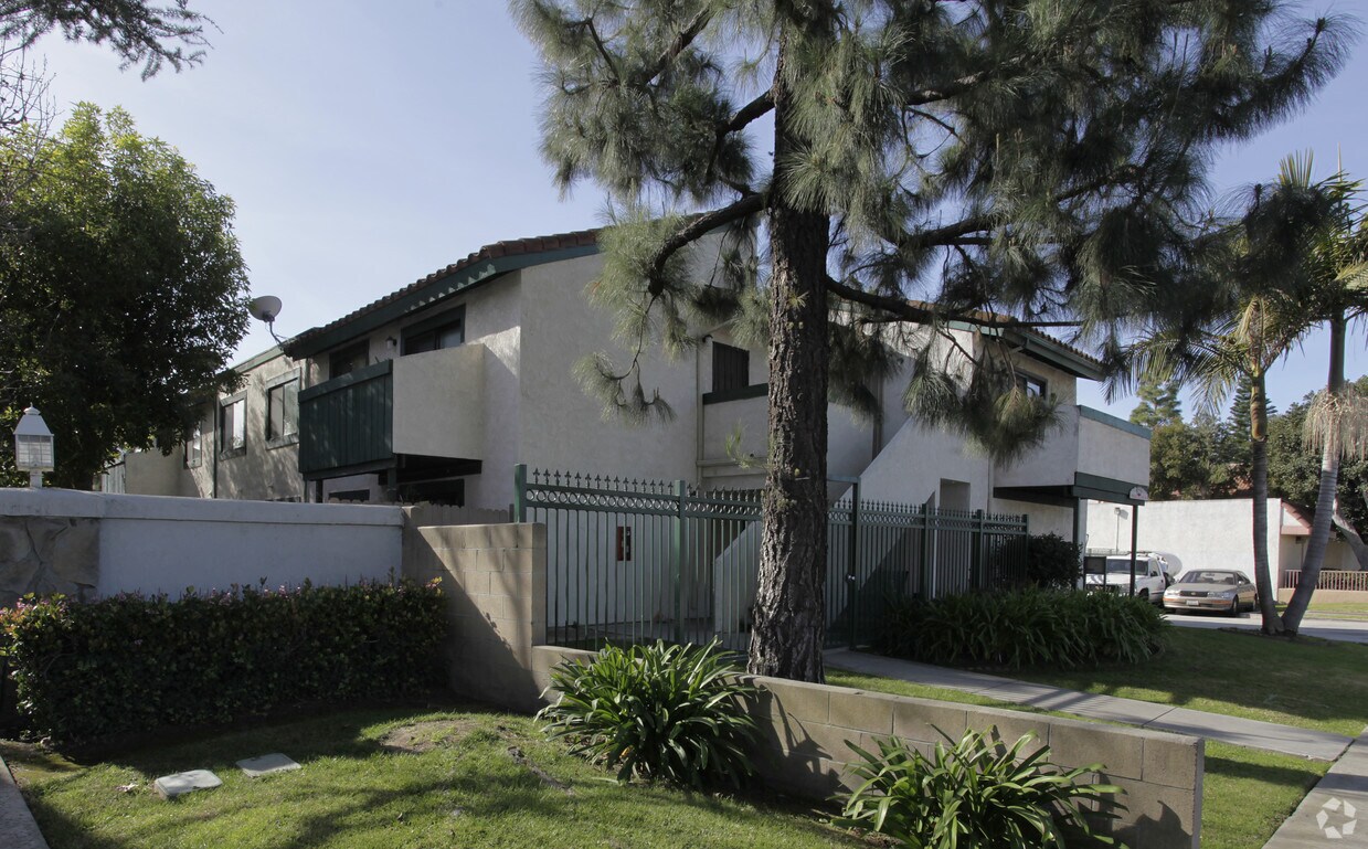 Foto del edificio - 8142 Artesia Blvd