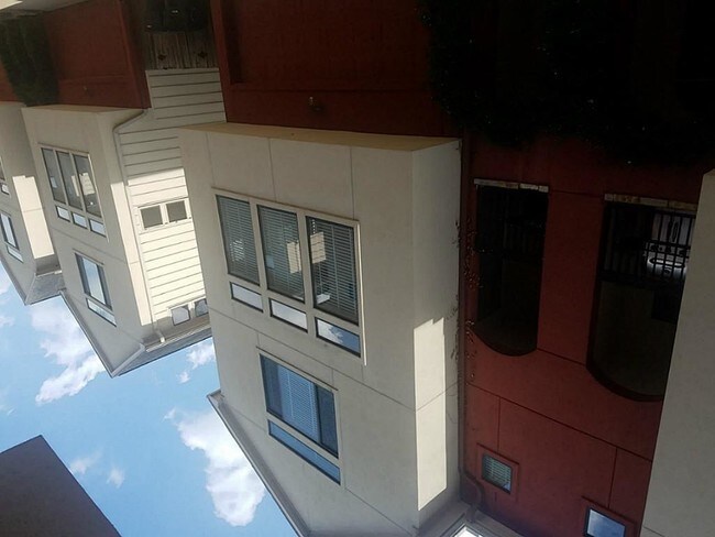Building Photo - 410 Parker St
