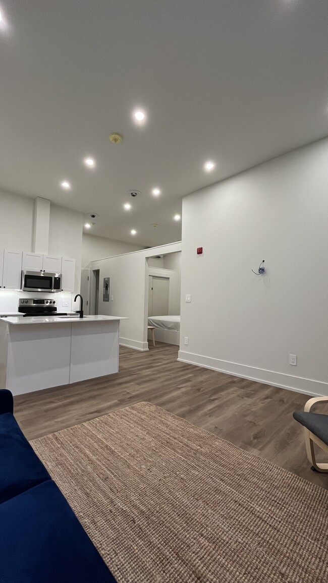 Building Photo - 1 Bedroom Loft Apartment - Historic Fireha...