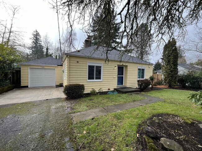 Building Photo - Charming Two-Bedroom Multnomah Village Home with Hardwood Floors, Fireplace, and Fenced Yard