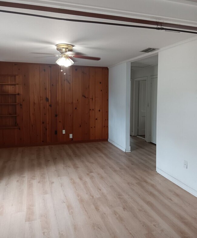 Foto del edificio - Annual 2 Bedroom + Den / 2 Bath Home – Sar...