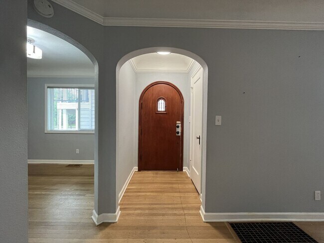 Foto del edificio - Three-Bedroom Home with Updated Kitchen & Vaulted Ceilings