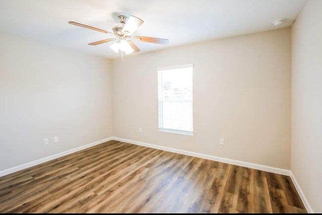 Building Photo - 1701 SE Airoso Blvd