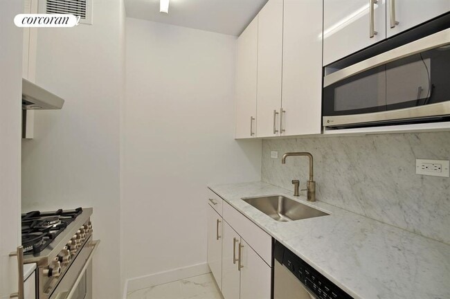 Foto del edificio - 322 W 57th St