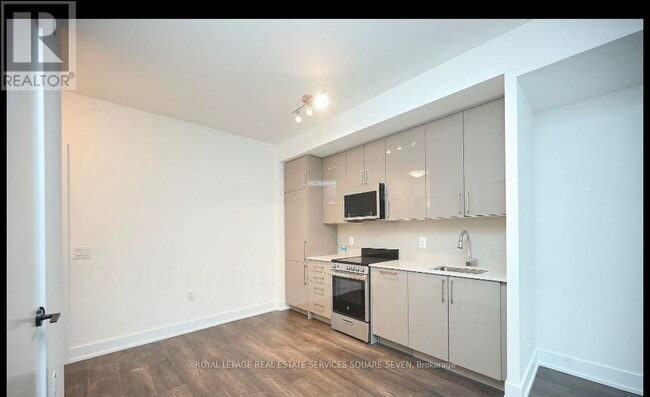 Building Photo - 2450 Old Bronte Rd