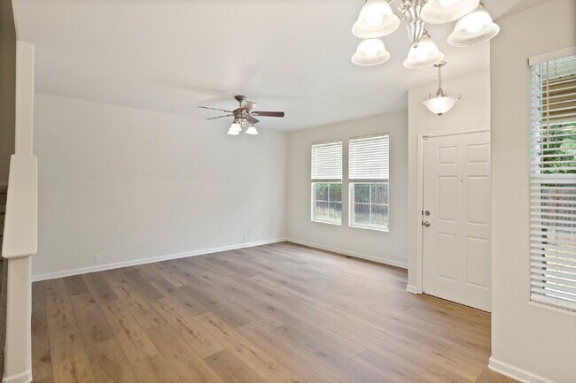 Foto del edificio - Stylish 3-Bedroom Townhome Just Minutes fr...