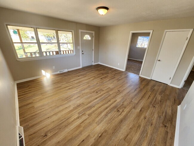 Foto del edificio - Spacious 3-Bedroom, 1-Bathroom Home AVAILABLE NOW!!
