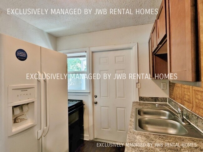 Foto del edificio - 835 Gardenia Ln