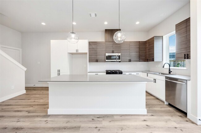 Building Photo - 318 Charlock St