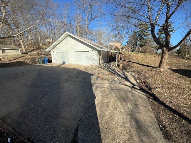 Building Photo - 3 bedroom, 2 bath House with 2 car detache...