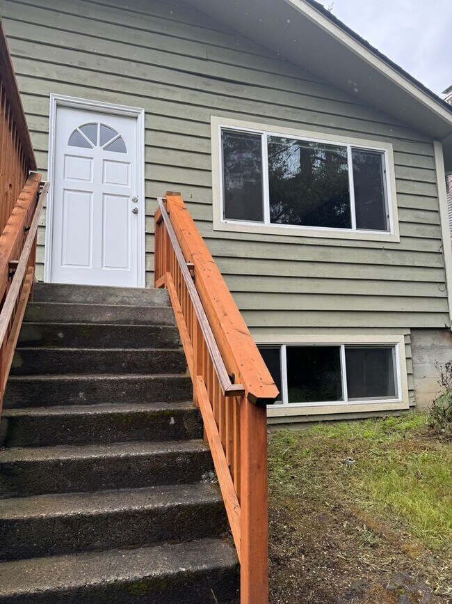 Foto del edificio - Spacious 4 Bedroom in Beacon Hill!  Lots of Updates, Perfect Location!