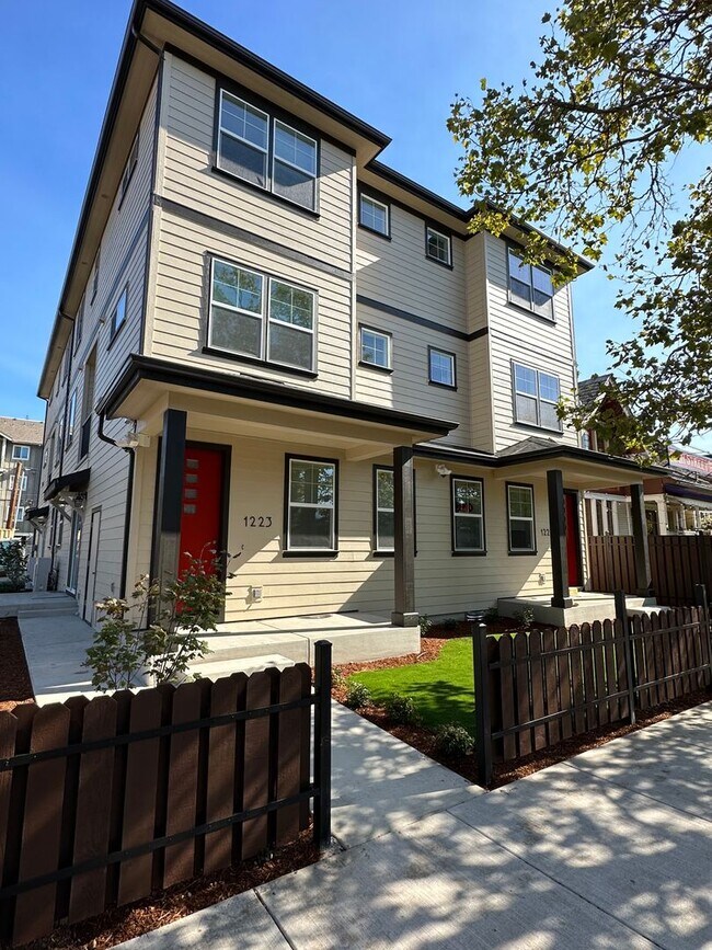 Foto del edificio - NEW 4 Bedroom / 4.5 Bath Townhome. A/C in every bedroom