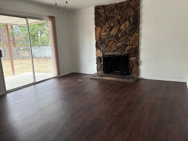 Foto del edificio - 4 BEDROOM 2 BATH HOUSE FOR RENT IN HEMET CA