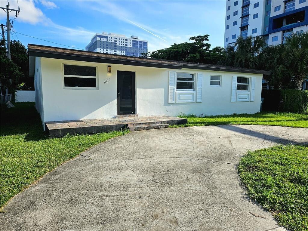 Foto principal - 10680 SW 4th St