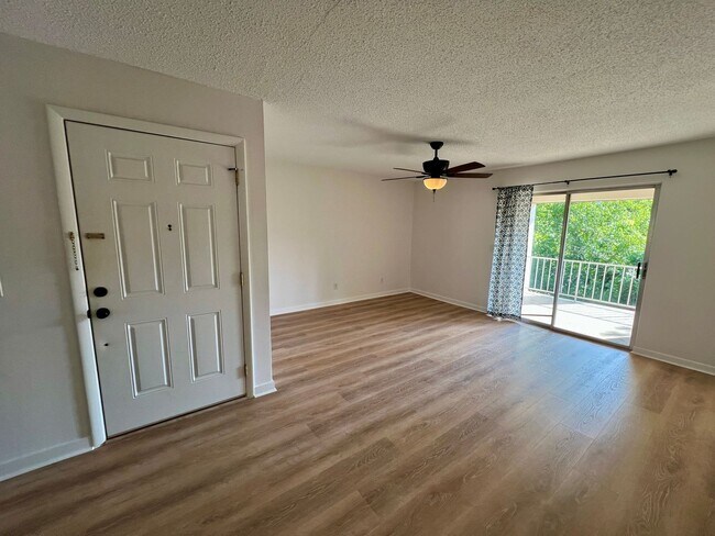 Foto del edificio - Spacious Forest Acres Condo!