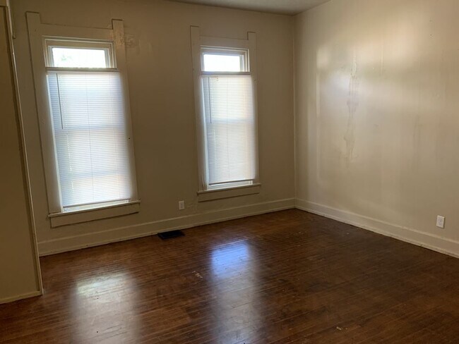Foto del edificio - Near Southside 2BR House on Quiet Street