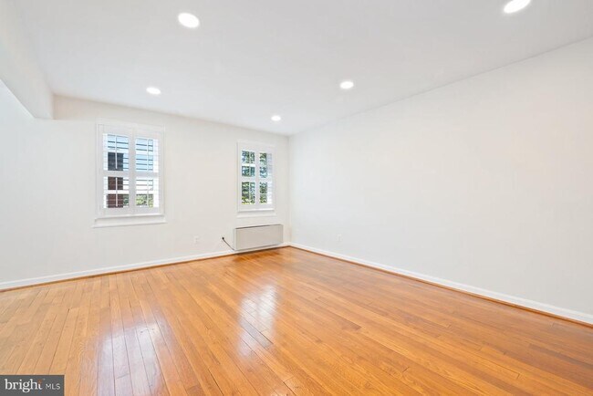 Foto del edificio - 4822 Chevy Chase Dr