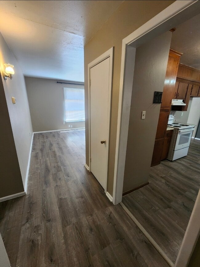 Building Photo - 3 bed 2 bath home with 1 car garage