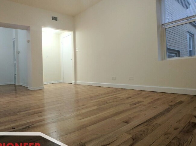 Foto del edificio - 2349 N Drake Ave