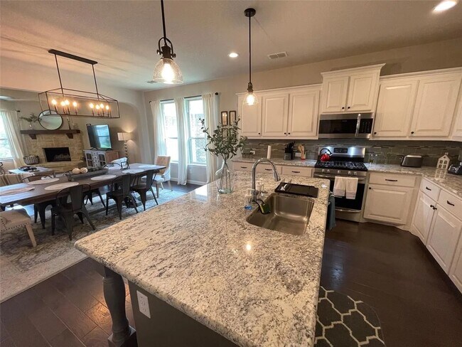 Open concept pristine kitchen - 1904 Cardinal Way