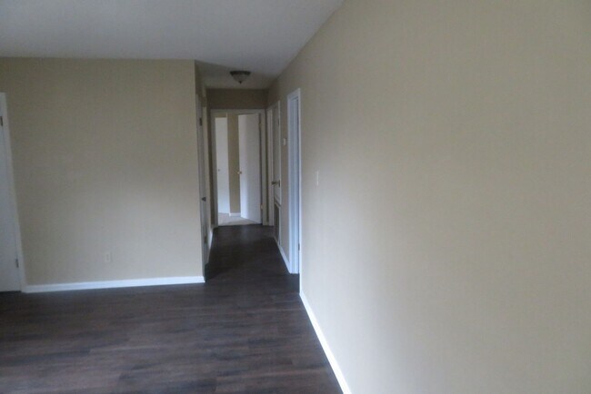 Building Photo - 110 Raymond Dr