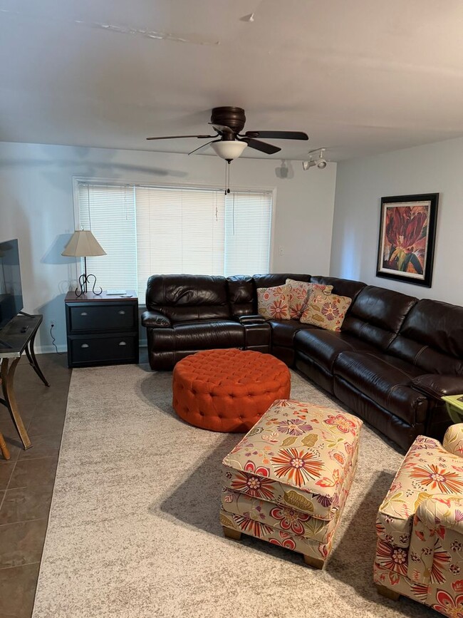 Foto del edificio - Renovated 3br in Chancellor Square, 2 blocks to Franklin St., walk to campus!