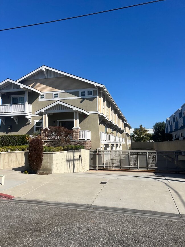 Modern 2-Bed, 2.5-Bath Townhome in Gardena – Stylish Living with Spacious Comfort! - Modern 2-Bed, 2.5-Bath Townhome in Gardena – Stylish Living with Spacious Comfort!