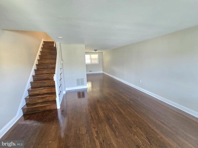 Building Photo - 4733 Homesdale Ave