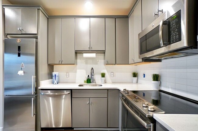 Foto del edificio - Two-Level 1BR w/ Den Next to Walter Reed a...