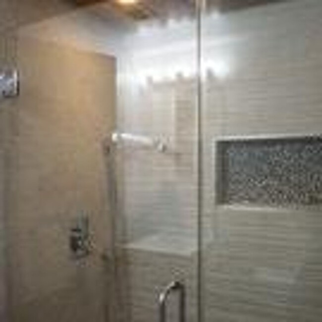 Building Photo - Fantastic Updated 1 bedroom Apartment in A...