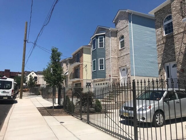 Building Photo - 11 Stanton St