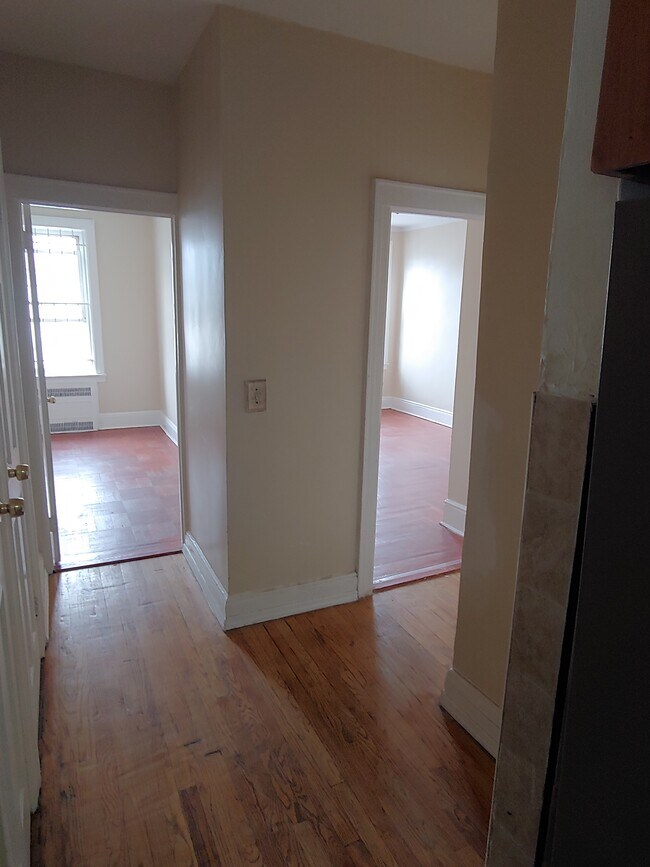 Bedrooms - 942 E 38th St